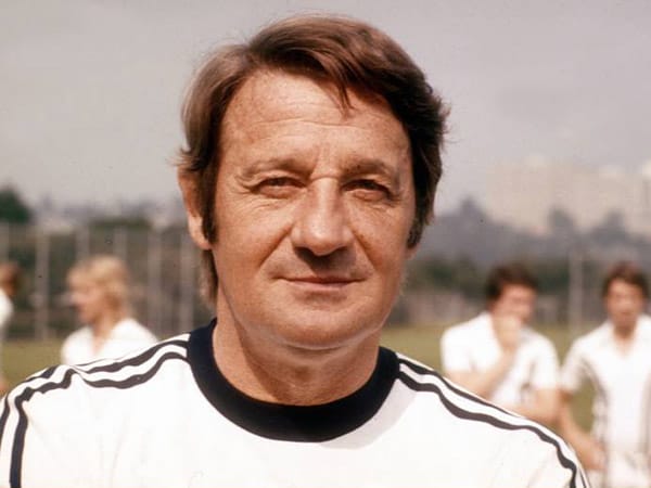 Gyula Lorant hielt in der Saison 1976/77 als Trainer von Eintracht Frankfurt vor jedem Spiel ein Kaffeekränzchen ab. Es wurde Marmorkuchen serviert. Das Ritual schien erfolgbringend, denn die Mannschaft blieb 21 Spiele unbesiegt.