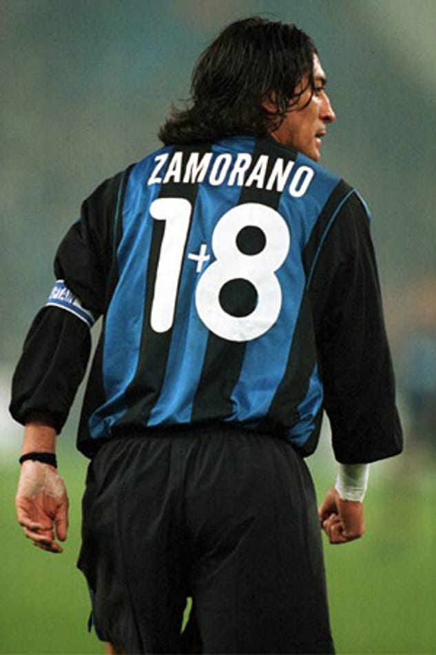 Ivan Zamorano spielte mit einer ganz besonderen Rückennummer. Der Chilene musste bei Inter Mailand sein Leibchen mit der Nummer neun an den neu verpflichteten Cristiano Ronaldo abgeben. Fortan spielte er mit der Nummer achtzehn. Um dennoch mit der "neun" aufzulaufen, bediente er sich eines Tricks: Zwischen die Ziffern eins und acht klebte er ein kleines Pluszeichen und kreierte somit eine einzigartige Rückennummer.