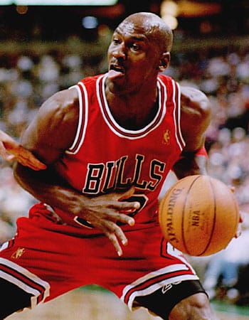 Auch der beste Basketballer der Geschichte war vor Aberglauben nicht gefeit. Michael Jordan trug in seiner NBA-Zeit unter seinem Trikot bei jedem Spiel die Shorts seines College-Teams, den North Carolina Tar Heels. Außerdem gönnte er sich bei jeder Partie ein nagelneues Paar Sneakers.