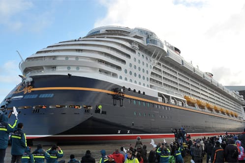 Die Disney Fantasy vor der Dockhalle