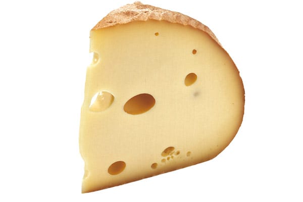 Käse enthält die Mineralstoffe Kalzium und Phosphat, die den Zahnschmelz festigen