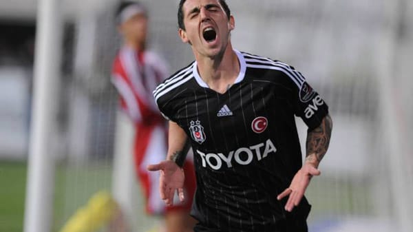 Roberto Hilbert, Besiktas Istanbul: Der Ex-Stuttgarter wechselte im Sommer 2010 an den Bosporus und traf in der laufenden Saison in 14 Partien als rechter Verteidiger einmal. Zudem bereitete er einen Treffer vor. Derzeit laboriert der ehemalige deutsche Nationalspieler allerdings an einem Muskelfaserriss und fällt bis Mitte Februar aus.