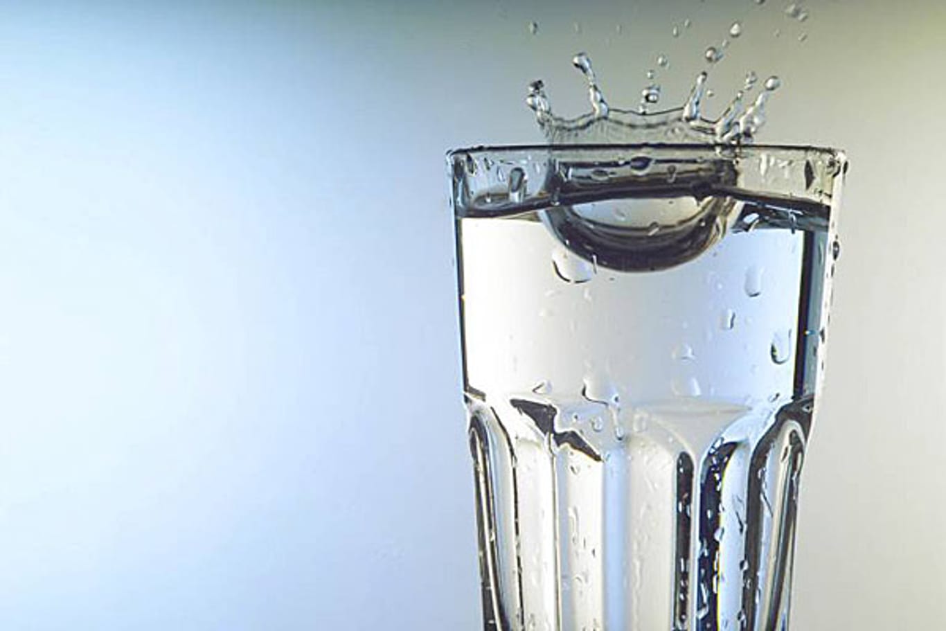 Jeder Schluck Wasser, egal ob Leitungswasser oder Mineralwasser ohne Kohlensäure, ist gut für die Zähne.