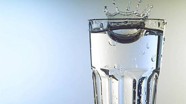 Jeder Schluck Wasser, egal ob Leitungswasser oder Mineralwasser ohne Kohlensäure, ist gut für die Zähne.