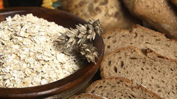 Auch Vollkornbrot ist reich an Faserstoffen und regt die Kautätigkeit an.