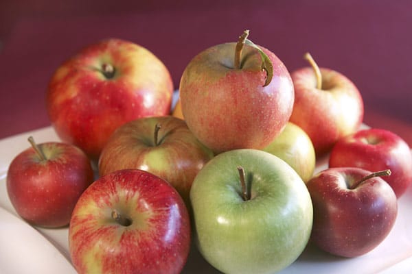 Äpfel können Zähne grob von schädlichen Belägen reinigen, aber sie enthalten auch Fruchtzucker und -säure, die dem Zahnschmelz schaden.