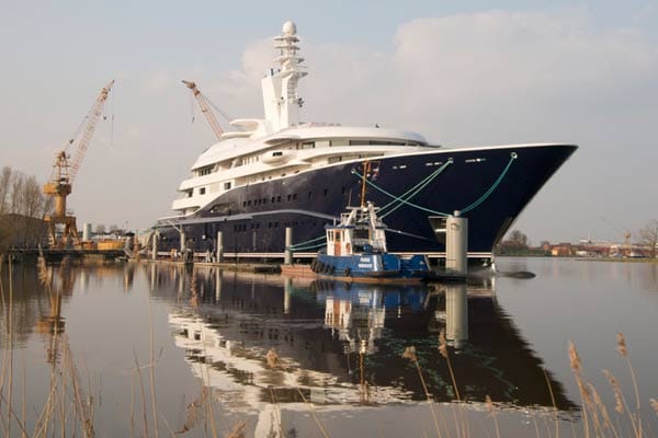 Platz 10: "Al Mirqab". Die für den Emir von Katar gebaute Superyacht gewann 2009 den World`s Superyacht Awards als die schönste Motoryacht. Auf dem 133 Meter langen Schiff können sich die 60 Gäste in einem eigenen Kino, einer Bibliothek oder einer modernen Wellnesslandschaft erholen. Platz 10: "Al Mirqab". Die für den Emir von Katar gebaute Superyacht gewann 2009 den World`s Superyacht Awards als die schönste Motoryacht. Auf dem 133 Meter langen Schiff können sich die 60 Gäste in einem eigenen Kino, einer Bibliothek oder einer modernen Wellnesslandschaft erholen.