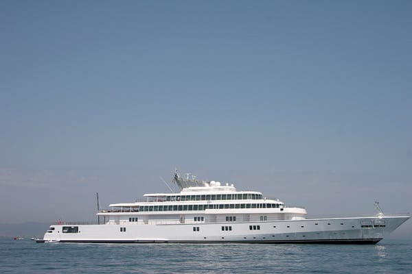 Platz 8: "Rising Sun". Die 138 Meter lange Jacht gehört Larry Ellison, dem Gründer des Softwarekonzerns Oracle. Das 200 Millionen Dollar teure Luxusspielzeug bietet 82 Zimmer auf fünf Decks an und protzt mit einem Wohnbereich von insgesamt 8000 Quadratmetern. Platz 8: "Rising Sun". Die 138 Meter lange Jacht gehört Larry Ellison, dem Gründer des Softwarekonzerns Oracle. Das 200 Millionen Dollar teure Luxusspielzeug bietet 82 Zimmer auf fünf Decks an und protzt mit einem Wohnbereich von insgesamt 8000 Quadratmetern.