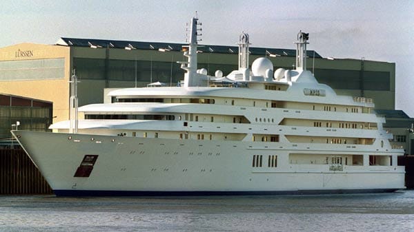 Platz 7: "Al Salamah". Die 139 Meter lange Jacht des saudischen Kronprinzen Sultan bin Abdul-Aziz ist bekannt für Luxus pur: Fast die Hälfte des 8000 Quadratmeter großen Decks ist mit Teakholz verkleidet und den Swimmingpool schützt ein Glasdach. Eine Crew von 96 Mann sorgt für jegliche Bequemlichkeit. Platz 7: "Al Salamah". Die 139 Meter lange Jacht des saudischen Kronprinzen Sultan bin Abdul-Aziz ist bekannt für Luxus pur: Fast die Hälfte des 8000 Quadratmeter großen Decks ist mit Teakholz verkleidet und den Swimmingpool schützt ein Glasdach. Eine Crew von 96 Mann sorgt für jegliche Bequemlichkeit.
