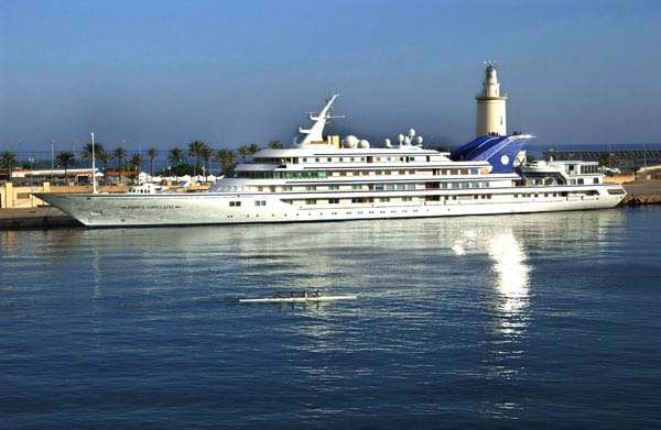 Platz 4: "Prince Abdulaziz". 22 Jahre lang galt sie als die Nummer Eins der Megajachten. Der schwimmende Luxuspalast ist 147 Meter lang und gehört dem saudischen König Abdullah. Die "Abdulaziz" beeindruckt mit Salons, die groß genug für hunderte von Gästen sind und einer Kopie des "Titanic"-Ballsaals. Die Suiten verfügen über Balkone, die Gäste können sich im Kino, im Innen- oder im Außenpool vergnügen. Platz 4: "Prince Abdulaziz". 22 Jahre lang galt sie als die Nummer Eins der Megajachten. Der schwimmende Luxuspalast ist 147 Meter lang und gehört dem saudischen König Abdullah. Die "Abdulaziz" beeindruckt mit Salons, die groß genug für hunderte von Gästen sind und einer Kopie des "Titanic"-Ballsaals. Die Suiten verfügen über Balkone, die Gäste können sich im Kino, im Innen- oder im Außenpool vergnügen.