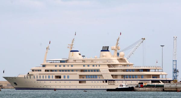 Platz 3: "Al Said". Die 155 Meter lange Luxusjacht gehört dem Sultan von Oman. Ein Helikopter-Landeplatz gehört natürlich zur Ausstattung, ebenso ein eigener Konzertsaal. Sie kostet über 100 Millionen Euro. Platz 3: "Al Said". Die 155 Meter lange Luxusjacht gehört dem Sultan von Oman. Ein Helikopter-Landeplatz gehört natürlich zur Ausstattung, ebenso ein eigener Konzertsaal. Sie kostet über 100 Millionen Euro.