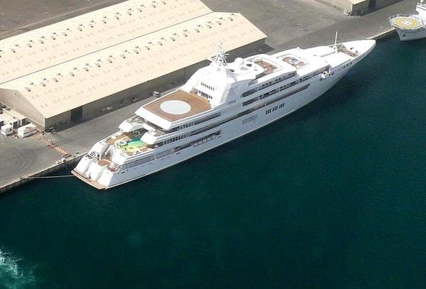 Platz 2: "Dubai". Fast 300 Millionen Euro soll der Herrscher von Dubai für diese 162 Meter lange Megajacht ausgegeben haben. Eine Wendeltreppe aus Glas verbindet die sieben Decks miteinander. Platz 2: "Dubai". Fast 300 Millionen Euro soll der Herrscher von Dubai für diese 162 Meter lange Megajacht ausgegeben haben. Eine Wendeltreppe aus Glas verbindet die sieben Decks miteinander.