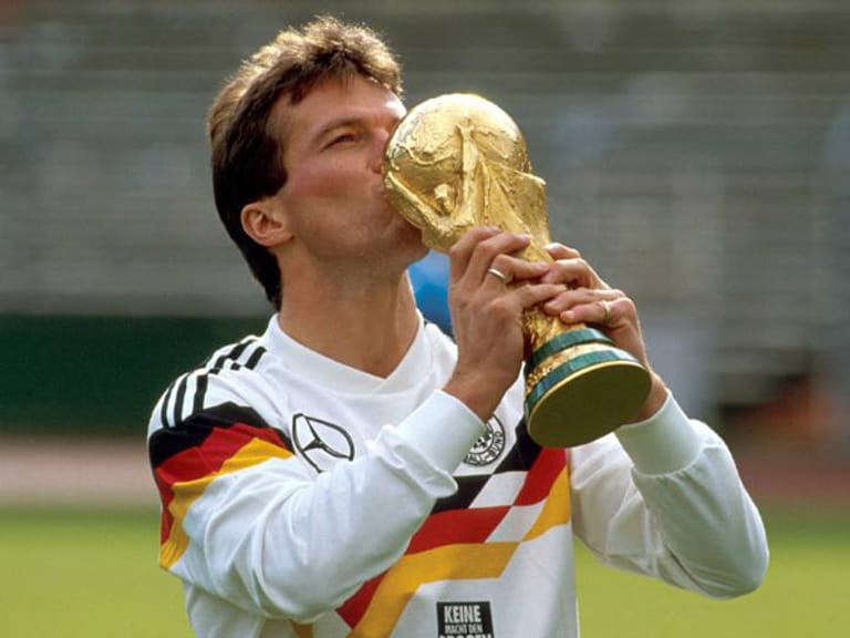 Der erste von der FIFA gekürte Weltfußballer war 1991 ein Deutscher. Ein Jahr nach dem Gewinn der Weltmeisterschaft wurde Lothar Matthäus als bester Spieler der Welt ausgezeichnet. Matthäus, der zu dieser Zeit beim italienischen Klub Inter Mailand spielte, setzte sich gegen den Franzosen Jean-Pierre Papin und den Engländer Gary Lineker durch.