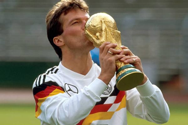 Der erste von der FIFA gekürte Weltfußballer war 1991 ein Deutscher. Ein Jahr nach dem Gewinn der Weltmeisterschaft wurde Lothar Matthäus als bester Spieler der Welt ausgezeichnet. Matthäus, der zu dieser Zeit beim italienischen Klub Inter Mailand spielte, setzte sich gegen den Franzosen Jean-Pierre Papin und den Engländer Gary Lineker durch.