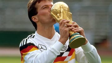 Der erste von der FIFA gekürte Weltfußballer war 1991 ein Deutscher. Ein Jahr nach dem Gewinn der Weltmeisterschaft wurde Lothar Matthäus als bester Spieler der Welt ausgezeichnet. Matthäus, der zu dieser Zeit beim italienischen Klub Inter Mailand spielte, setzte sich gegen den Franzosen Jean-Pierre Papin und den Engländer Gary Lineker durch.