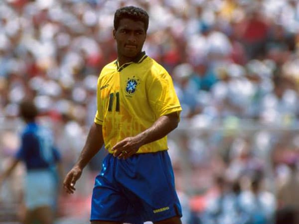 1994 musste sich Baggio mit dem dritten Platz zufrieden geben und Romario den Vortritt lassen. Der Brasilianer war ein Jahr zuvor zum FC Barcelona gewechselt, wo er zusammen mit Michael Laudrup und Christo Stoitschkow, der in diesem Jahr zweitbester Spieler wurde, einen gefürchteten Angriff bildete.