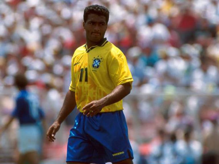 1994 musste sich Baggio mit dem dritten Platz zufrieden geben und Romario den Vortritt lassen. Der Brasilianer war ein Jahr zuvor zum FC Barcelona gewechselt, wo er zusammen mit Michael Laudrup und Christo Stoitschkow, der in diesem Jahr zweitbester Spieler wurde, einen gefürchteten Angriff bildete.