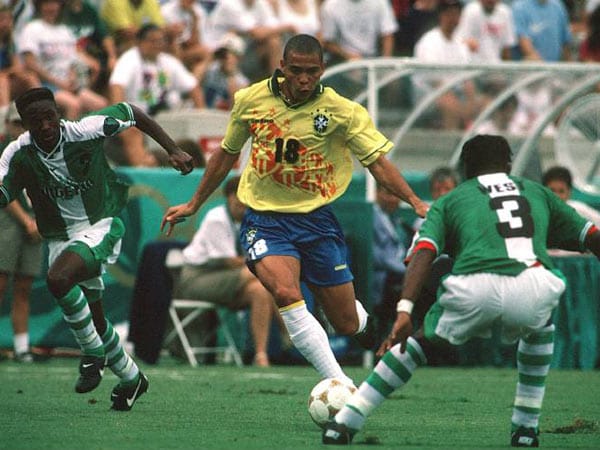 Nur zwei Spielern ist es bislang gelungen, in ihrer Karriere dreimal zum Weltfußballer ausgerufen zu werden. Ronaldo "Il Phenomeno" (Mitte) wurde 1996 zum ersten Mal gewählt. Auch 1997 und 2002 erhielt der Brasilianer dann diese Auszeichnung.