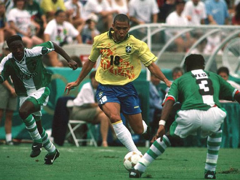 Nur zwei Spielern ist es bislang gelungen, in ihrer Karriere dreimal zum Weltfußballer ausgerufen zu werden. Ronaldo "Il Phenomeno" (Mitte) wurde 1996 zum ersten Mal gewählt. Auch 1997 und 2002 erhielt der Brasilianer dann diese Auszeichnung.
