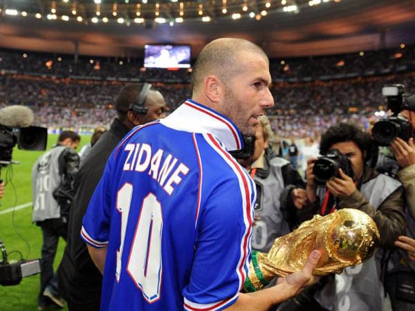 Einen lupenreinen Hattrick Ronaldos verhinderte 1998 kein geringerer als Zinedine Zidane, der Frankreich in diesem Jahr zum Weltmeistertitel im eigenen Land führte und ebenfalls dreimal zum besten Spieler der Welt gekürt wurde. Auch 2000 und 2003 kam keiner an dem Franzosen vorbei, der in seiner Karriere für den AS Cannes, Girondins Bordeaux, Juventus Turin und Real Madrid spielte.