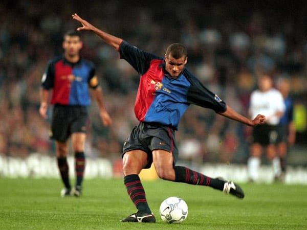 Im darauffolgenden Jahr ging die Trophäe erneut nach Brasilien. Doch nicht Ronaldo sondern Rivaldo (Mitte) wurde 1999 zum besten Spieler der Welt gekürt. Rivaldo stand zu dieser Zeit beim FC Barcelona unter Vertrag und verwies David Beckham und Gabriel Batistuta auf die Plätze.