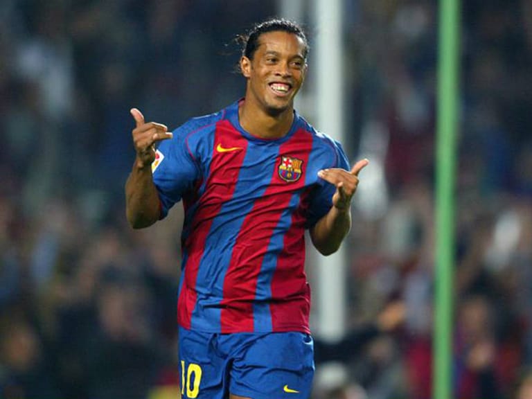 Und noch einer aus der Selecao: In den Jahren 2004 und 2005 kam der Preisträger erneut aus Brasilien. Nachfolger von Ronaldo und Rivaldo wurde Ronaldinho, der 2003 von Paris Saint-Germain zum FC Barcelona gewechselt war.