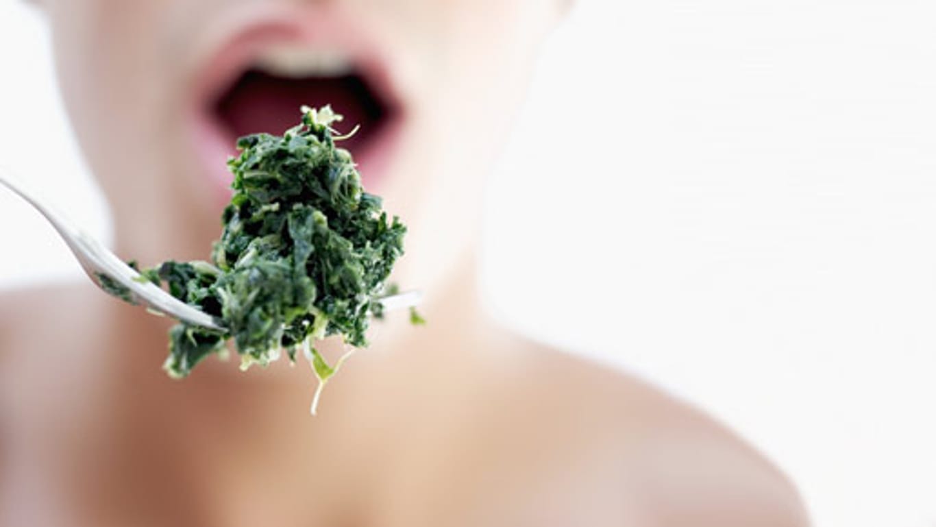 Spinat enthält Oxalsäure, die den Zähnen schadet.