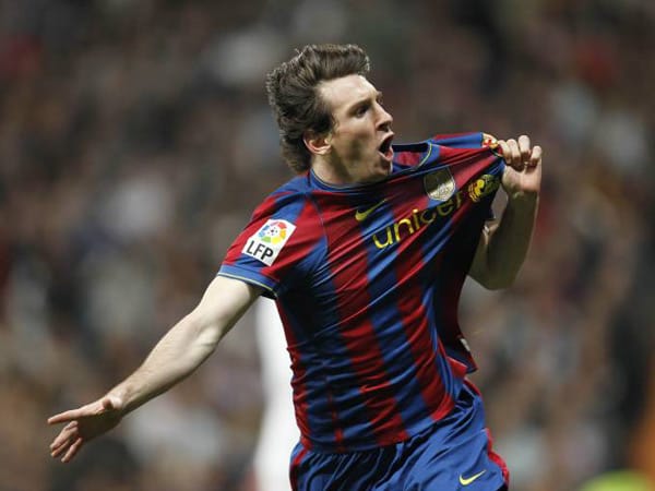 2009 begann dann die Ära des "Zauberflohs" Lionel Messi, der mit den Titeln der Jahre 2010, 2011 und 2012 den Viererpack perfekt machte.