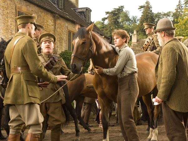 Doch dann bricht der Erste Weltkrieg aus und Alberts Vater verkauft Joey an die britische Kavallerie. Captain Nicholls (Tom Hiddleston, ganz links) und Sergeant Perkins (Geoff Bell) wollen Pferd Joey mitnehmen. Albert ist damit nicht einverstanden.