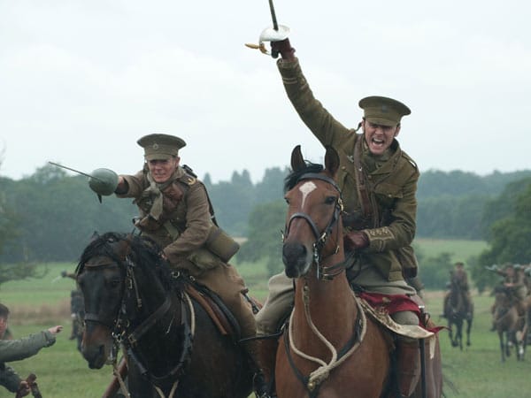 Joey kommt als Schlachtross an die Front und Captain Nicholls (Tom Hiddleston, rechts) reitet auf ihm in die Schlacht.