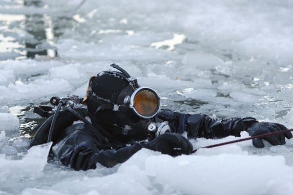 Am Hallstätter See im Salzkammergut gerät das Eistauchen zum ultimativen Winterabenteuer. Das Team des ansässigen Tauchclubs sorgt für Ausrüstung und Sicherheit.