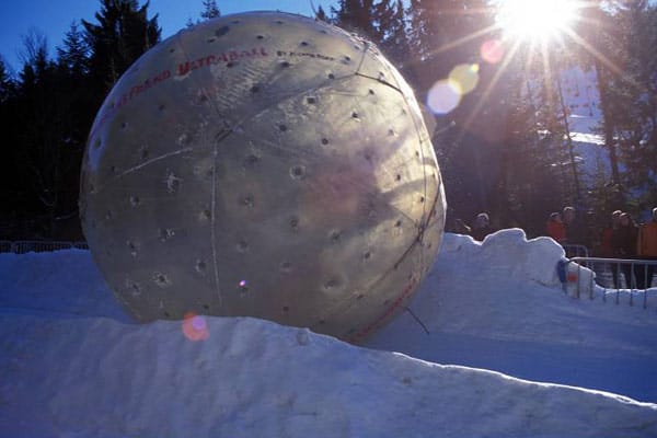 "Fühle dich wie ein Ball": Das ist das Motto beim Schnee-Zorbing. In einer transparenten Kunststoffkugel mit einem Durchmesser von etwa drei Metern geht es Pisten und Hänge hinunter, je nach Steillage mit einem Höllentempo.