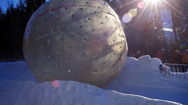 "Fühle dich wie ein Ball": Das ist das Motto beim Schnee-Zorbing. In einer transparenten Kunststoffkugel mit einem Durchmesser von etwa drei Metern geht es Pisten und Hänge hinunter, je nach Steillage mit einem Höllentempo.