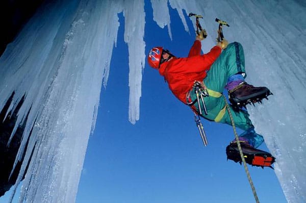 Im Südtiroler Passeiertal kann man sich an einem 25 Meter hohen Eisturm im Eisklettern ausprobieren.