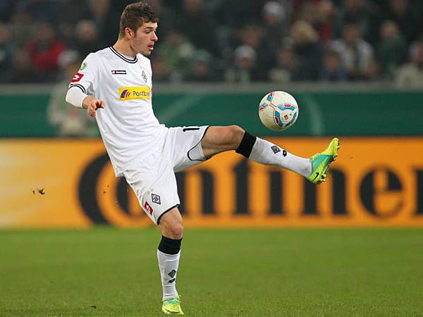 Ballkontrolle: Die möchte Roman Neustädter, noch in Diensten von Borussia Mönchengladbach, ab der kommenden Saison für den FC Schalke 04 demonstrieren. Der Mittelfeldspieler unterschrieb einen Vertrag bis 2016 bei den Königsblauen.