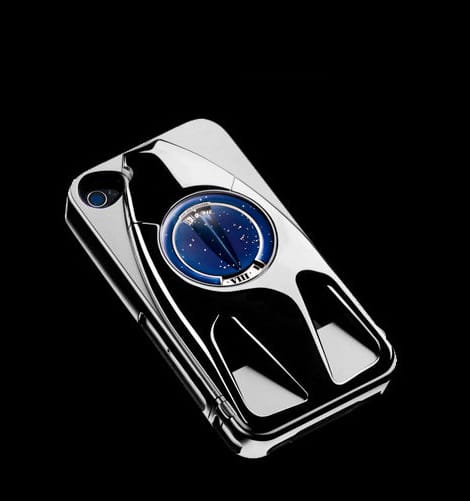 Zu Ehren von Steve Jobs präsentiert die Schweizer Uhrenmarke De Bethune eine luxuriöse Schutzhülle für das neue iPhone 4S. Das „Dream Watch IV“ besteht aus widerstandsfähigem Titan. Dank der blauen Uhr mit Sternen aus Diamanten und Weißgold wird die moderne Handyverkleidung zum echten Eyecatcher. Preis nur auf Anfrage.