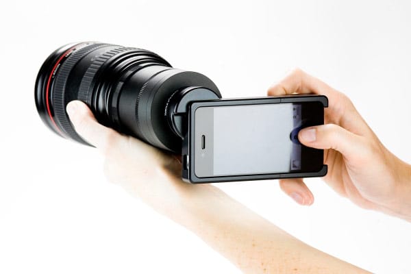 Mit dem passenden Adapter “iPhone SLR Mount” können Sie sogar Ihre Nikon- oder Canon-Objektive auf das iPhone schrauben. Der Adapter schlägt mit etwa 150 Euro zu Buche.