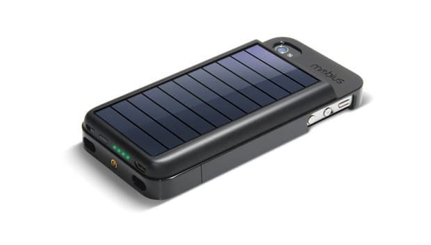 Das Eton Mobius NSP300B Solarpanel für das iPhone 4 und 4S verdoppelt die Akkulaufzeit mit der Kraft der Sonne. Das praktische Gadget kostet rund 60 Euro.