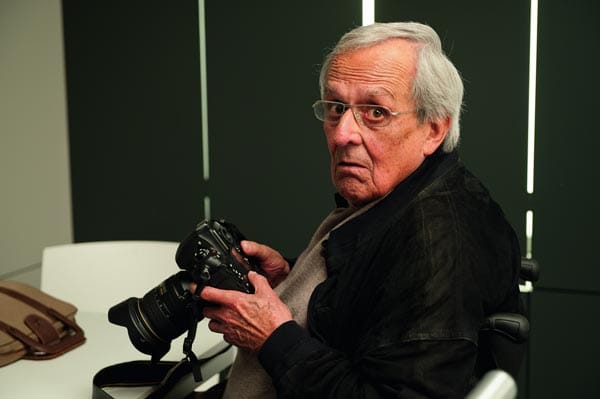 An seiner Seite: Paparazzo-Ikone Herbie Fried (Dieter Hildebrandt), den es wegen einer weniger fröhlichen Sache kurzzeitig nach Berlin verschlagen hat. Hildebrandt spielte Herbie bereits in der 80-Jahre-Kultserie "Kir Royal", deren Fortsetzung "Zettl" ist. An seiner Seite: Paparazzo-Ikone Herbie Fried (Dieter Hildebrandt), den es wegen einer weniger fröhlichen Sache kurzzeitig nach Berlin verschlagen hat. Hildebrandt spielte Herbie bereits in der 80-Jahre-Kultserie "Kir Royal", deren Fortsetzung "Zettl" ist.