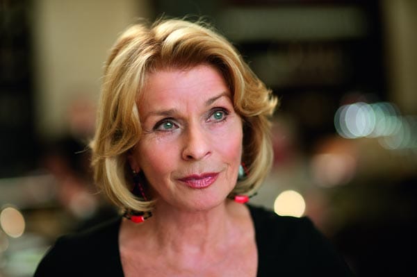 Neben Dieter Hildebrandt ist mit Senta Berger als Mona Mödlinger ein weiteres bekanntes Gesicht aus "Kir Royal" in "Zettl" mit von der Partie. Mona hat es zum landesweit bekannten Volksmusikstar geschafft. Ihr und Herbies Aufenthalt in Berlin hat aber einen traurigen Grund: Sie besuchen die Beerdigung ihres ehemaligen Freundes beziehungsweise Lebensgefährten Baby Schimmerlos. Neben Dieter Hildebrandt ist mit Senta Berger als Mona Mödlinger ein weiteres bekanntes Gesicht aus "Kir Royal" in "Zettl" mit von der Partie. Mona hat es zum landesweit bekannten Volksmusikstar geschafft. Ihr und Herbies Aufenthalt in Berlin hat aber einen traurigen Grund: Sie besuchen die Beerdigung ihres ehemaligen Freundes beziehungsweise Lebensgefährten Baby Schimmerlos.