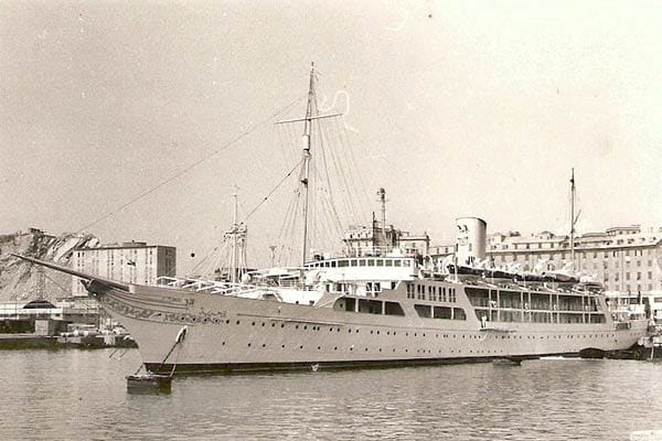 Platz 5: "El Horriya". Das Schiff wurde bereits im Jahr 1865 fertig gestellt und befindet sich mit einer Länge von 146 Metern noch immer unter den Top 10 der längsten Jachten der Welt. Die ehemalige ägyptische Präsidentenjacht dient heute als Übungsschiff der Marine. Platz 5: "El Horriya". Das Schiff wurde bereits im Jahr 1865 fertig gestellt und befindet sich mit einer Länge von 146 Metern noch immer unter den Top 10 der längsten Jachten der Welt. Die ehemalige ägyptische Präsidentenjacht dient heute als Übungsschiff der Marine.