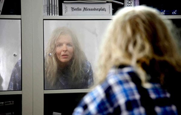 Statt strahlender Schönheit blickt Catterfeld in ein altes Gesicht, das von zotteligen grauen Haaren umrandet wird. Statt strahlender Schönheit blickt Catterfeld in ein altes Gesicht, das von zotteligen grauen Haaren umrandet wird.