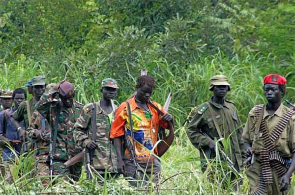 Immer wieder versuchten Unterhändler aus Uganda, Kony zu einem Waffenstillstand zu bewegen - vergebens. Zuletzt schlug Kony ein Angebot im letzten Moment wieder aus, obwohl das Abkommen schon ausgehandelt war. Dieses Bild stammt von 2006.