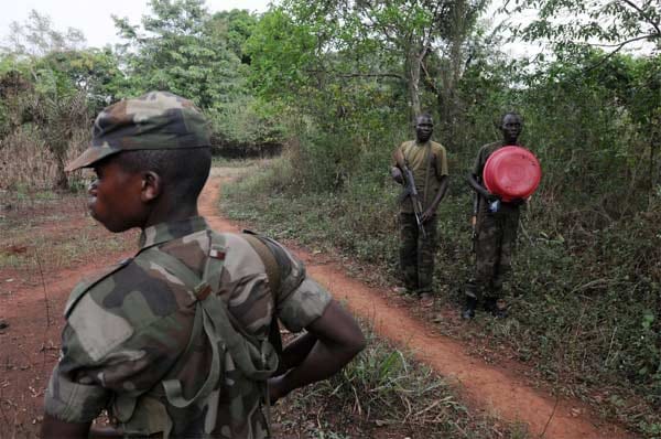 Selbst wenn sich Soldaten aus Uganda und dem Kongo zusammentun wie hier bei einem Einsatz im Februar 2009, gelingt es Kony bisher, sich seinen Häschern zu entziehen.