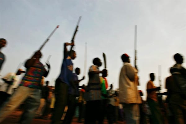 Im Kongo wussten sich die Menschen nicht anders zu helfen, als sich selbst zu verteidigen - die Armeen scheiterten immer wieder an langen Anreisewegen oder Landesgrenzen bei der Verfolgung der LRA. Dieses Foto zeigt eine Bürgerwehr in dem Dorf Bangadi.