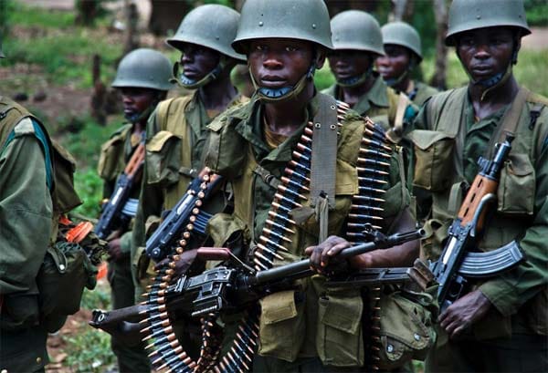Auch Soldaten aus dem Kongo versuchen seit vielen Jahren, Kony und seine Leute zu fassen. Alle Einsätze zur Ergreifung des Rebellenchefs sind aber bisher gescheitert. Die Einsatzkräfte fanden einmal eine Wasserstelle und ein Handtuch vor, ein anderes Mal eine Gitarre und eine Perücke - nicht aber Kony.