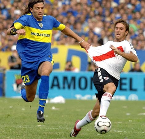 Der "Superclasico" zwischen den Boca Juniors und River Plate treibt fast ganz Argentinien um. Mehr als 70 Prozent der Landes hält es mit einem der beiden Klubs. Dabei gelten die Boca Juniors, der Ex-Verein von Diego Maradona, als der beliebteste argentinische Verein und dementsprechend konnten sie 124 der bisher 336 Partien für sich entscheiden. River Plate gewann 107 Mal.