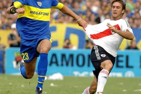 Der "Superclasico" zwischen den Boca Juniors und River Plate treibt fast ganz Argentinien um. Mehr als 70 Prozent der Landes hält es mit einem der beiden Klubs. Dabei gelten die Boca Juniors, der Ex-Verein von Diego Maradona, als der beliebteste argentinische Verein und dementsprechend konnten sie 124 der bisher 336 Partien für sich entscheiden. River Plate gewann 107 Mal.