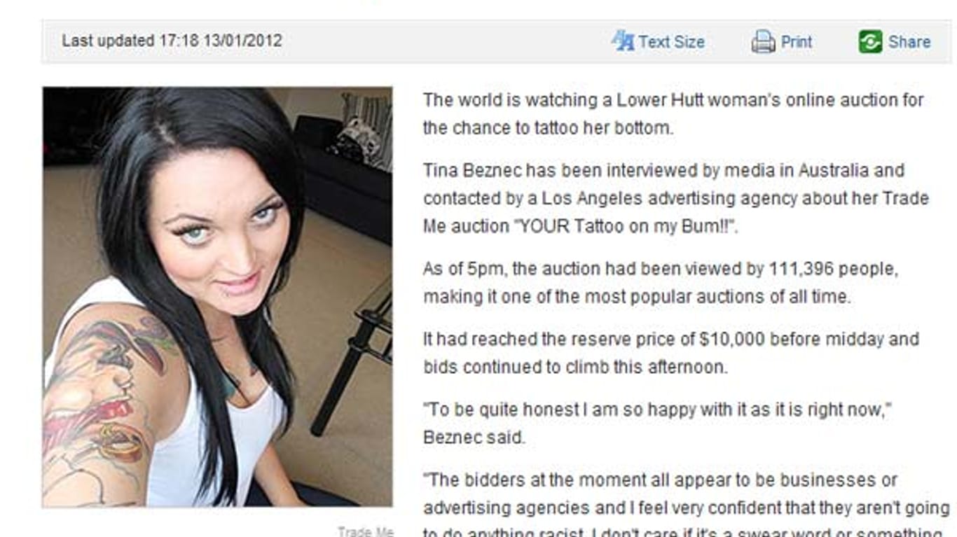 Die 23-jährige Tina Beznec versteigert eine Tätowierung auf ihrem Hintern