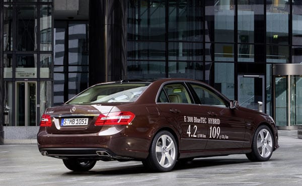 Der Mercedes E 300 Bluetec Hybrid verbraucht nur 4,2 Liter auf 100 Kilometer.